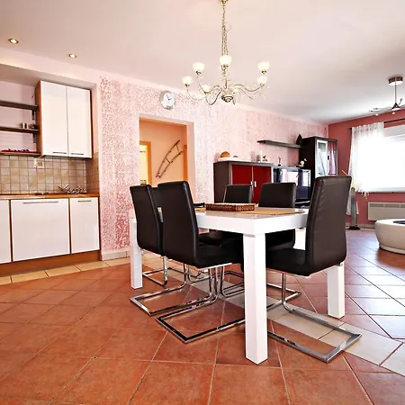 Apartment Silvia *